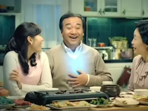 음식들이 차려진 식탁 앞에 앉아 있는 남자. 속이 시원하다는 표정을 지으며 푸른 빛이 나는 가슴을 쓸어내리고 있다.